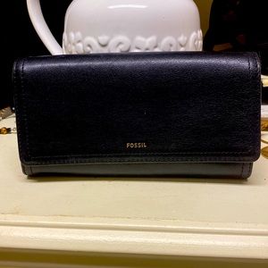 Black fossil wallet 1 year old and is in excellent condition!